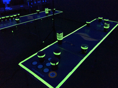 EVINTA_Teambuilding_Teamspiel Becher Pong_Zwei Spieltische in Schwarzlicht